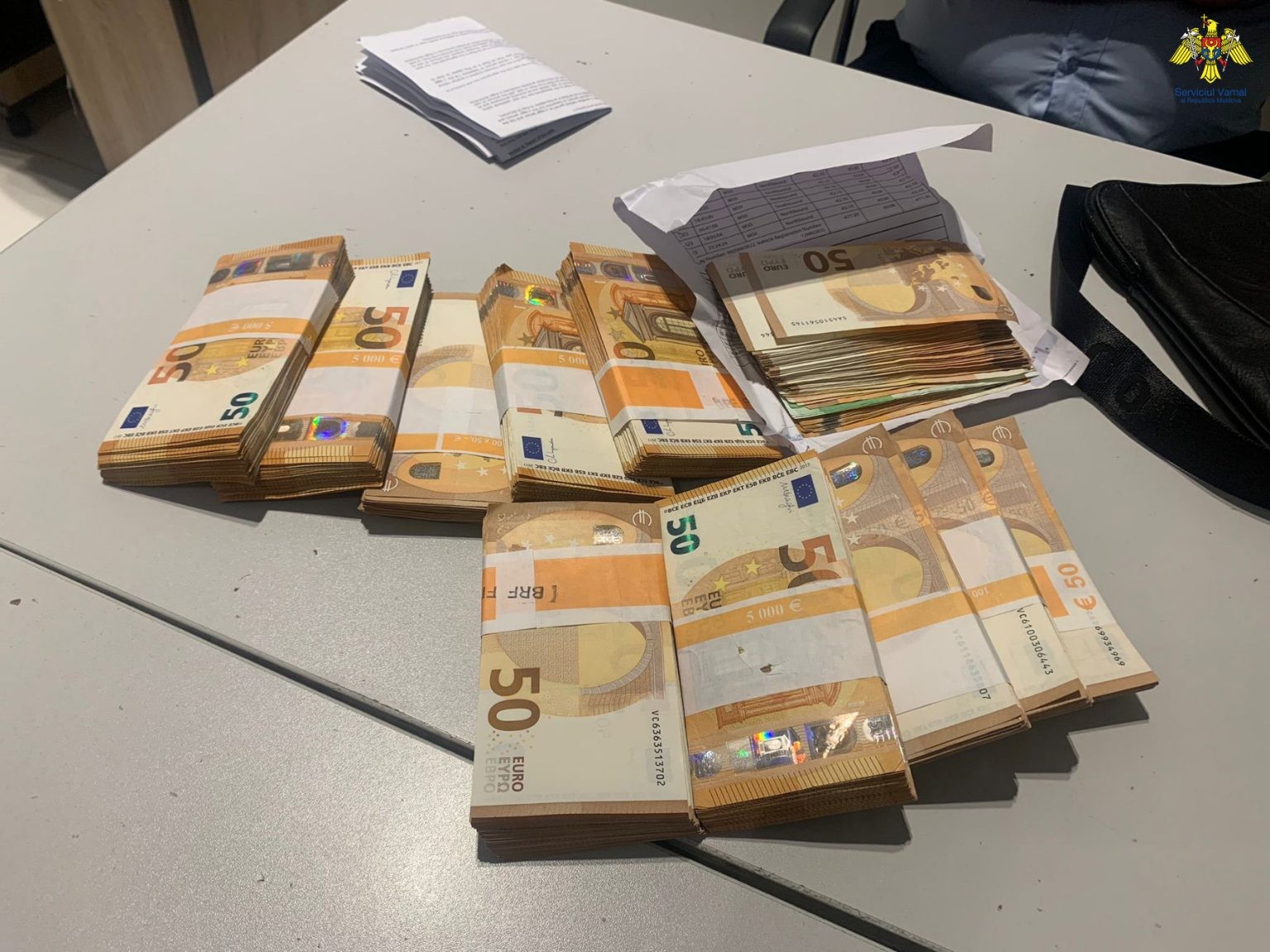 Un moldovean a revenit din Dublin cu bagajul burdușit cu bani. Greșeala care îl poate lăsa fără zecile de mii de euro