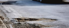SCANDALOS // Un pensionar, amendat cu peste 16 mii de Lei pentru că a astupat o groapă de pe trotuar