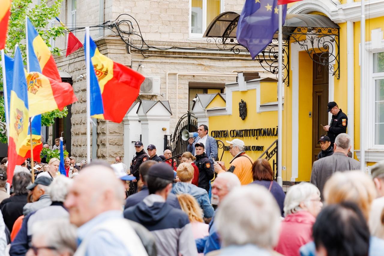 FOTO // Un nou protest la Curtea Constituțională. Participanții veniți să susțină Partidul „ȘOR”