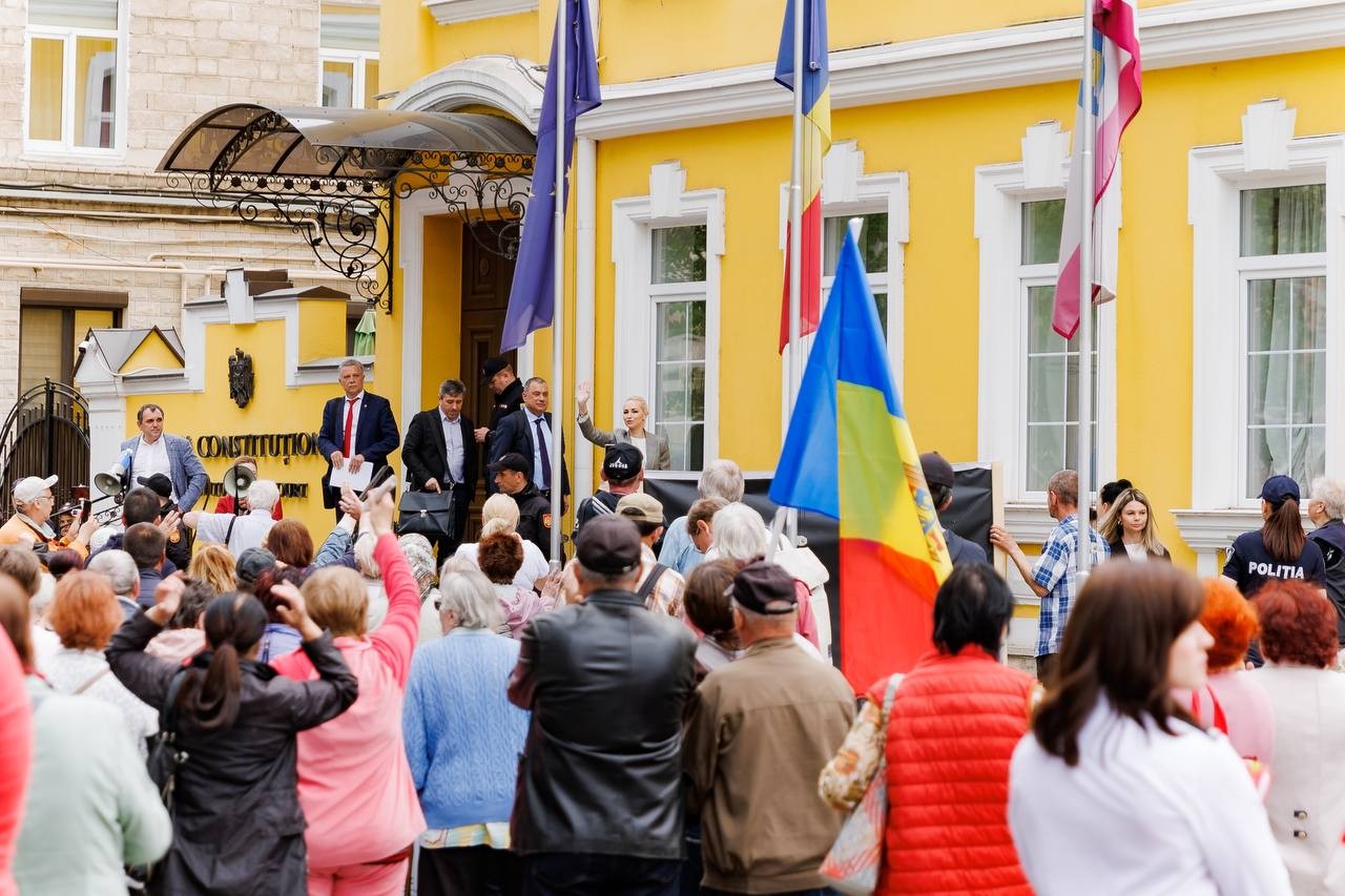 FOTO // Un nou protest la Curtea Constituțională. Participanții veniți să susțină Partidul „ȘOR”