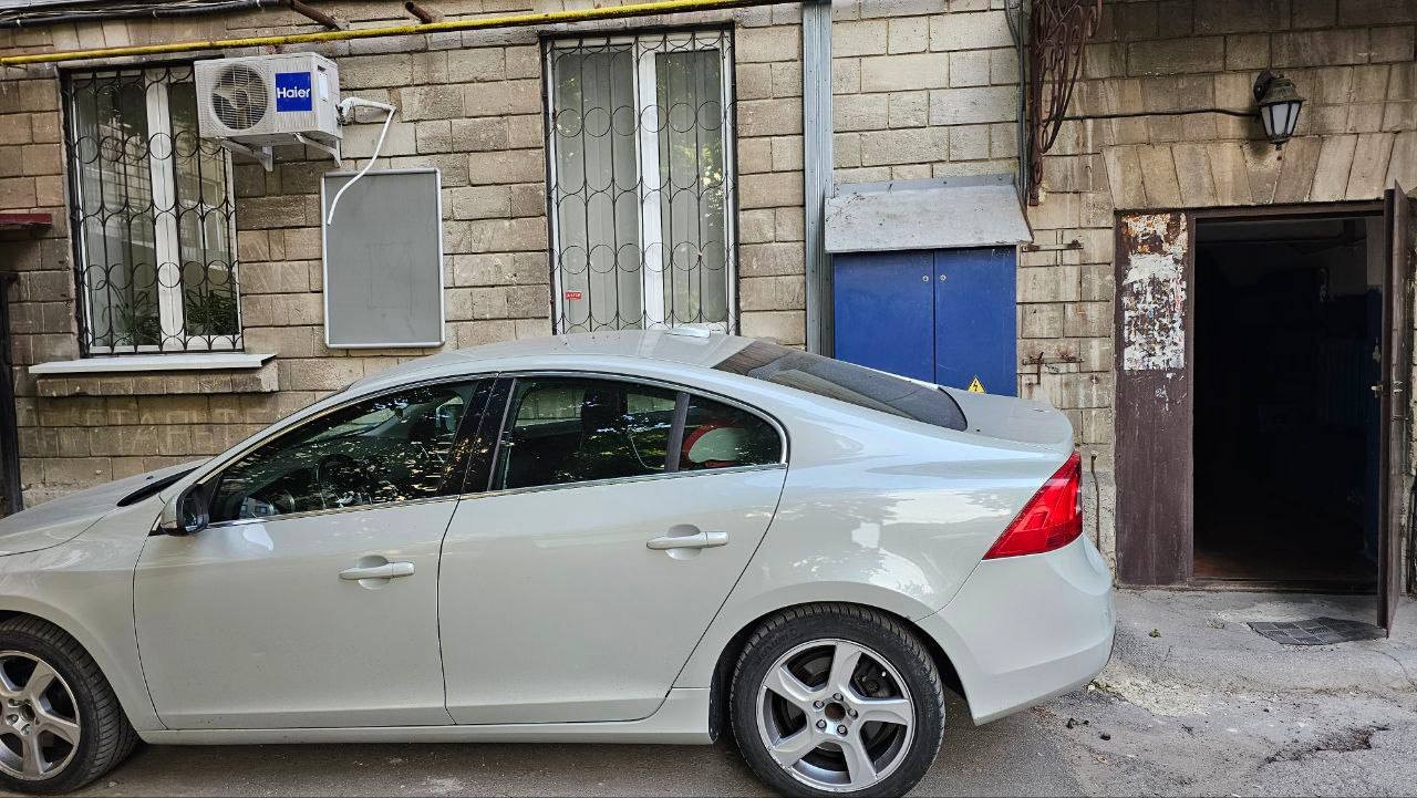 FOTO // Dumitru Alaiba, scandal cu vecinii. Ce spune ministrul despre mașina parcată în scara blocului
