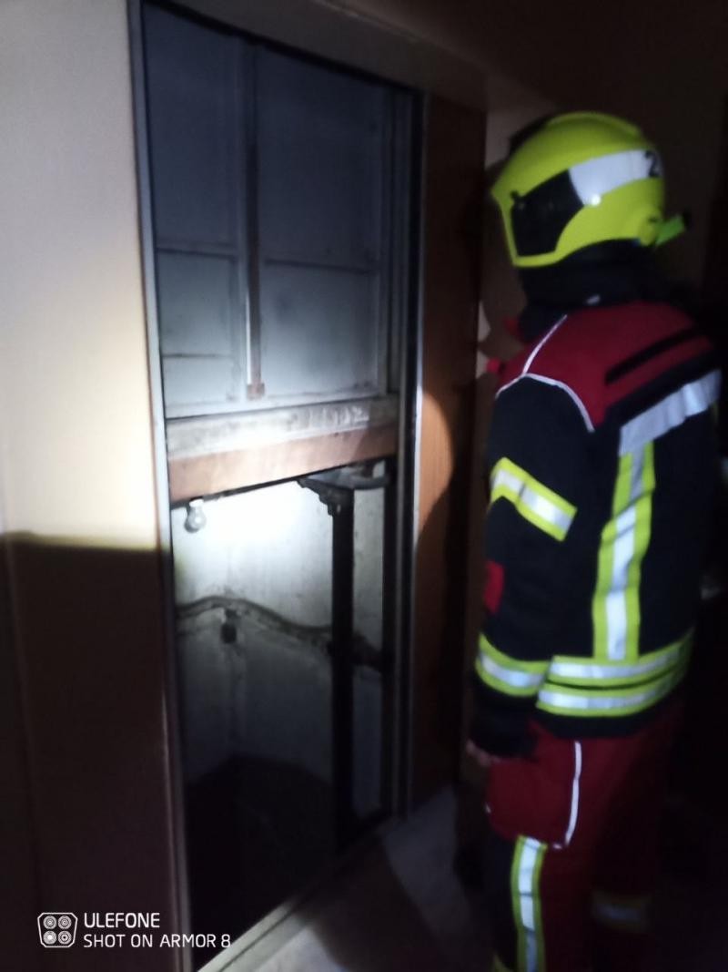 FOTO // Aproape de tragedie: 4 locuitori din Chișinău s-au prăbușit în gol cu ascensorul de la etajul 4