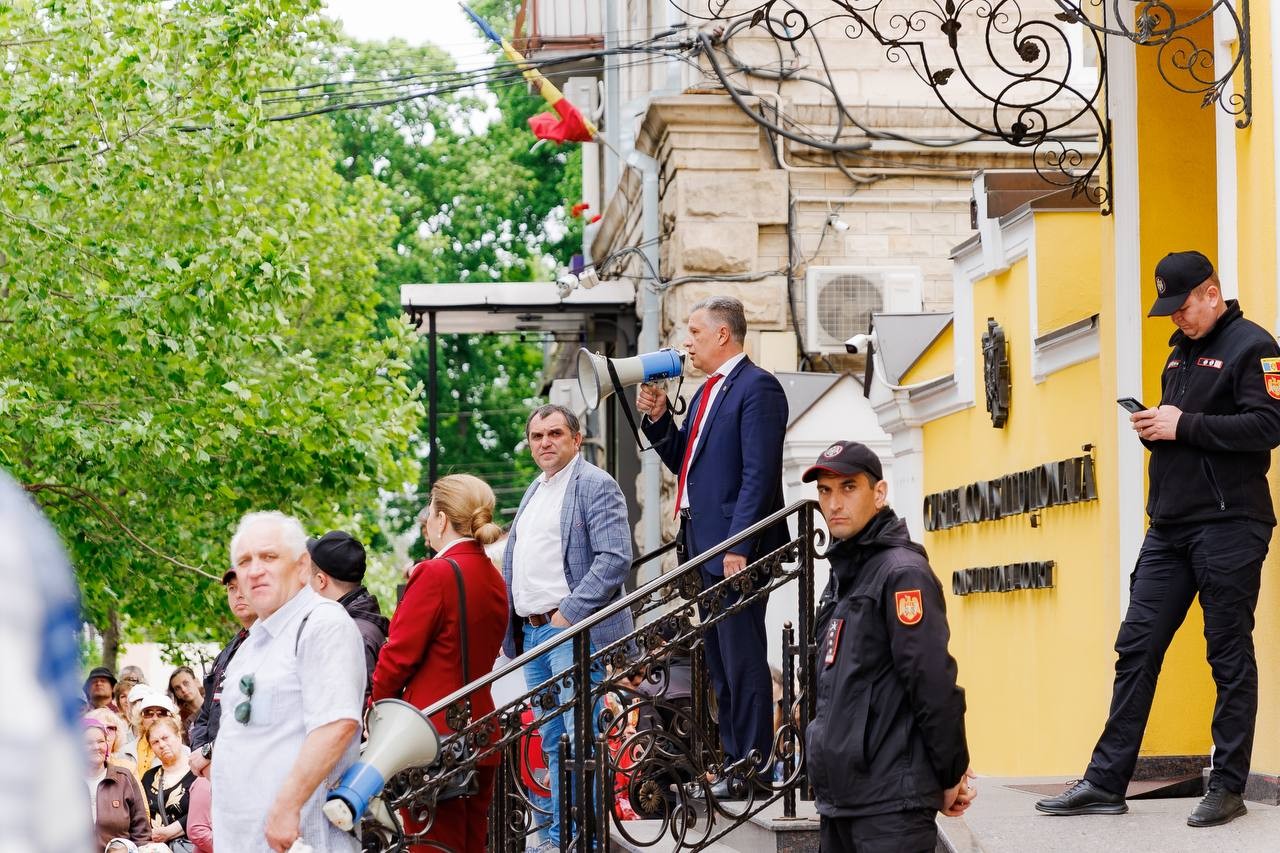 FOTO // Un nou protest la Curtea Constituțională. Participanții veniți să susțină Partidul „ȘOR”