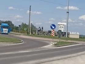 FOTO // Aproape să dărâme simbolul Sorocii: Un camion s-a răsturnat la intrarea în oraș