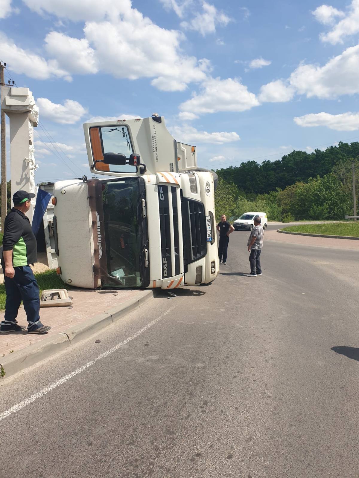 FOTO // Aproape să dărâme simbolul Sorocii: Un camion s-a răsturnat la intrarea în oraș