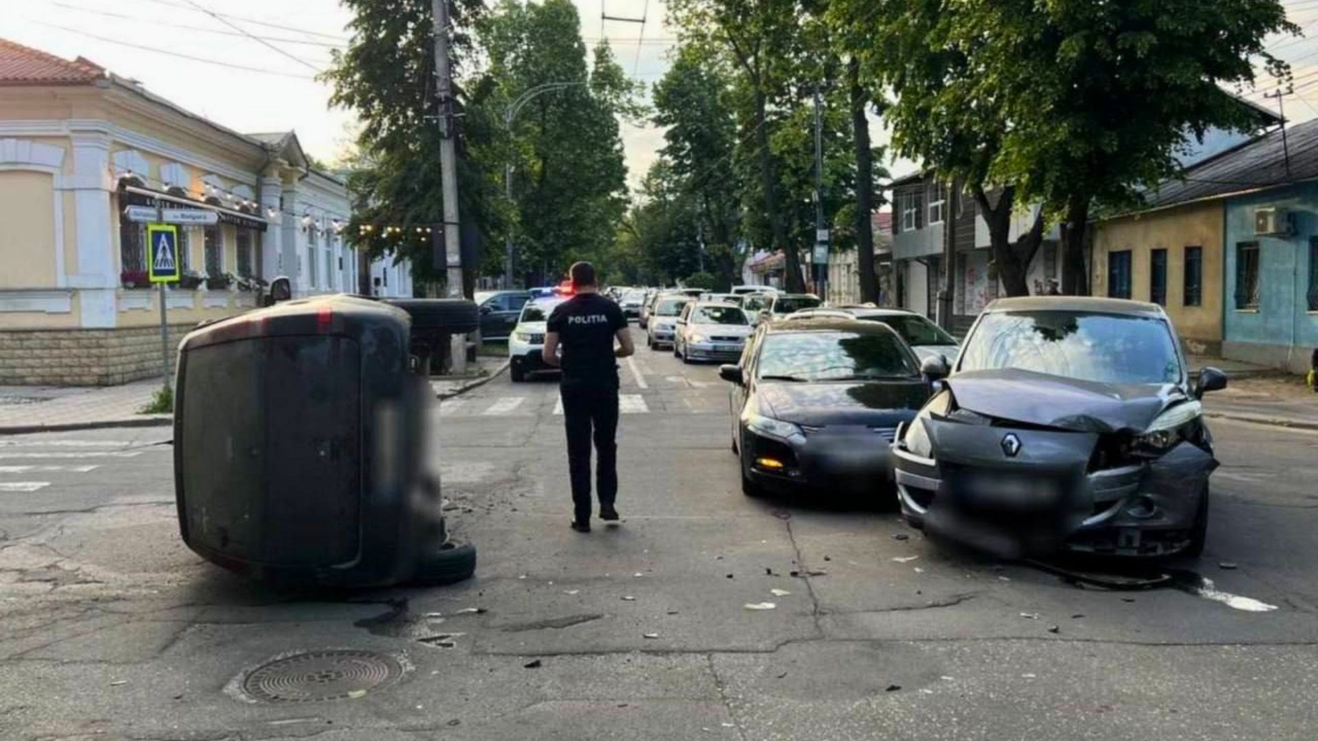 FOTO // Accident în capitală: O mașină s-a răsturnat și s-a ciocnit cu altele două