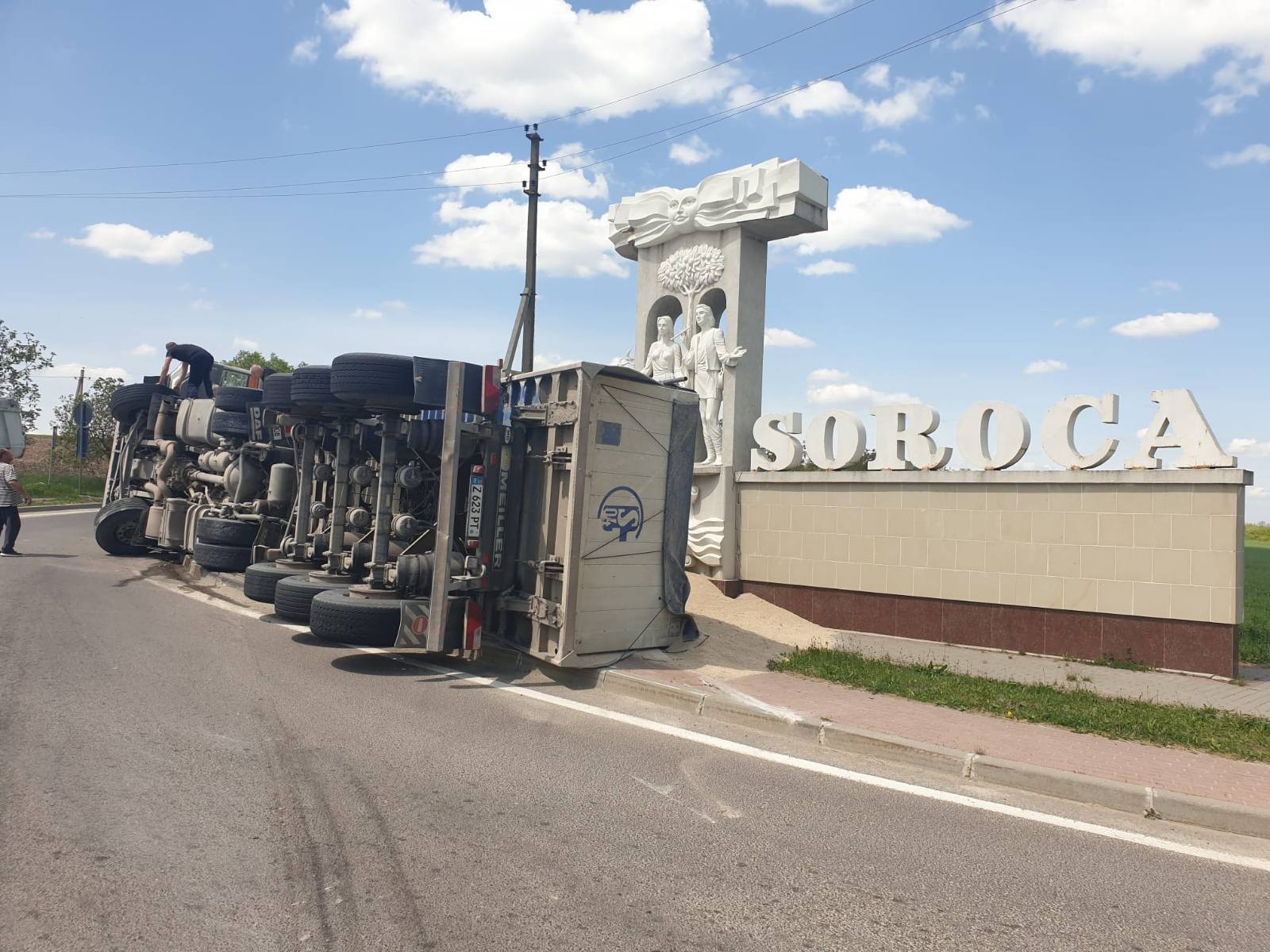 FOTO // Aproape să dărâme simbolul Sorocii: Un camion s-a răsturnat la intrarea în oraș