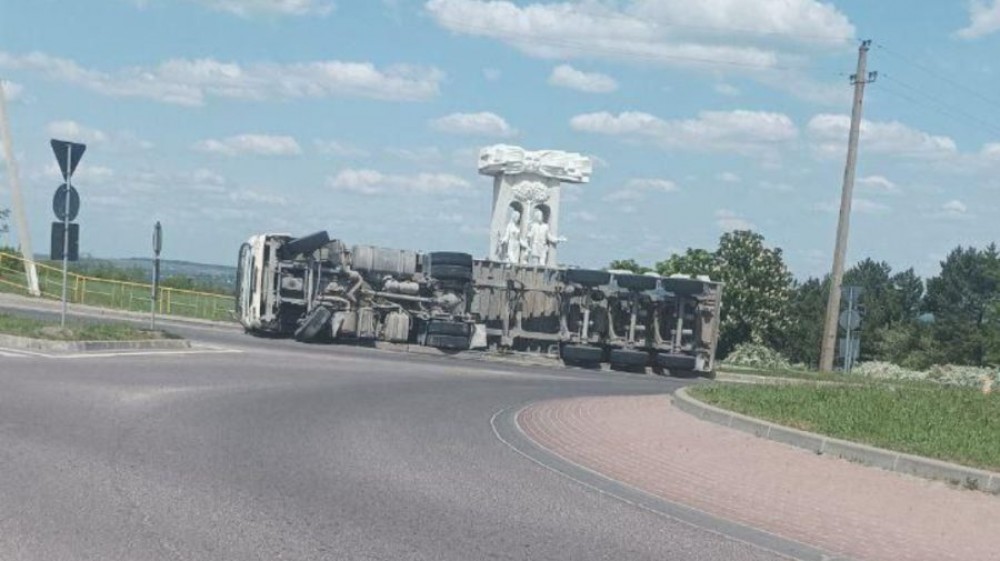 FOTO // Accident rutier pe traseul Chișinău-Soroca. Un camion s-a răsturnat într-un sens giratoriu
