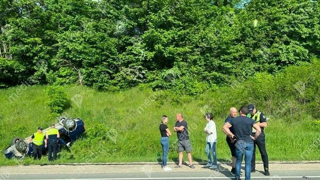 FOTO // Accident violent pe traseul Chișinău-Orhei. O Dacia a ajuns în șanț după ce a fost tamponată de o Toyota