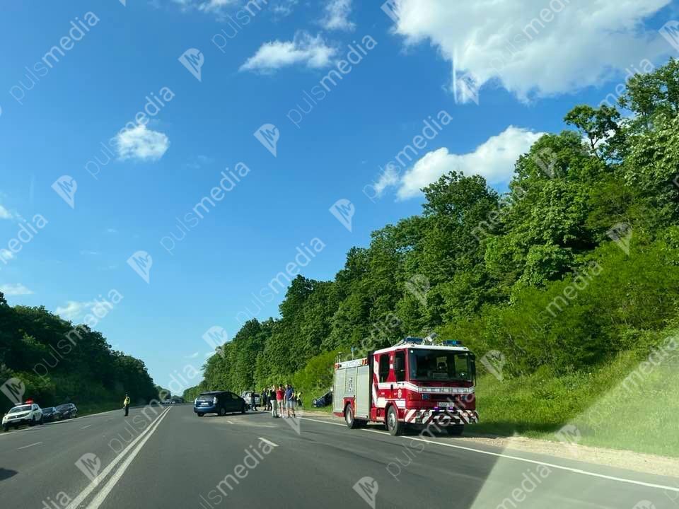 FOTO // Accident violent pe traseul Chișinău-Orhei. O Dacia a ajuns în șanț după ce a fost tamponată de o Toyota