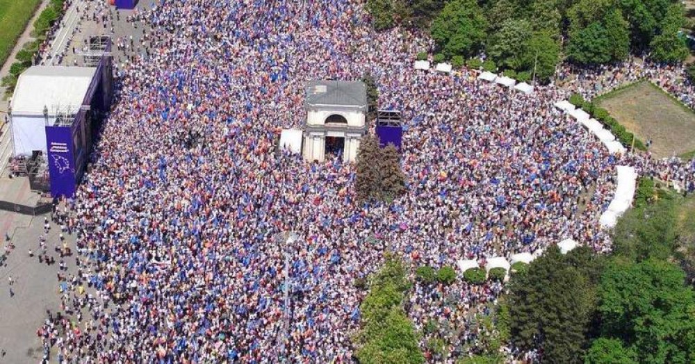 Critici dure aduse rezoluției din 21 mai: Introducerea în Constituție a aderării la UE, comparată cu ideea comunismului din Constituția URSS