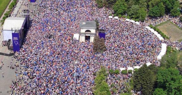 Critici dure aduse rezoluției din 21 mai: Introducerea în Constituție a aderării la UE, comparată cu ideea comunismului din Constituția URSS