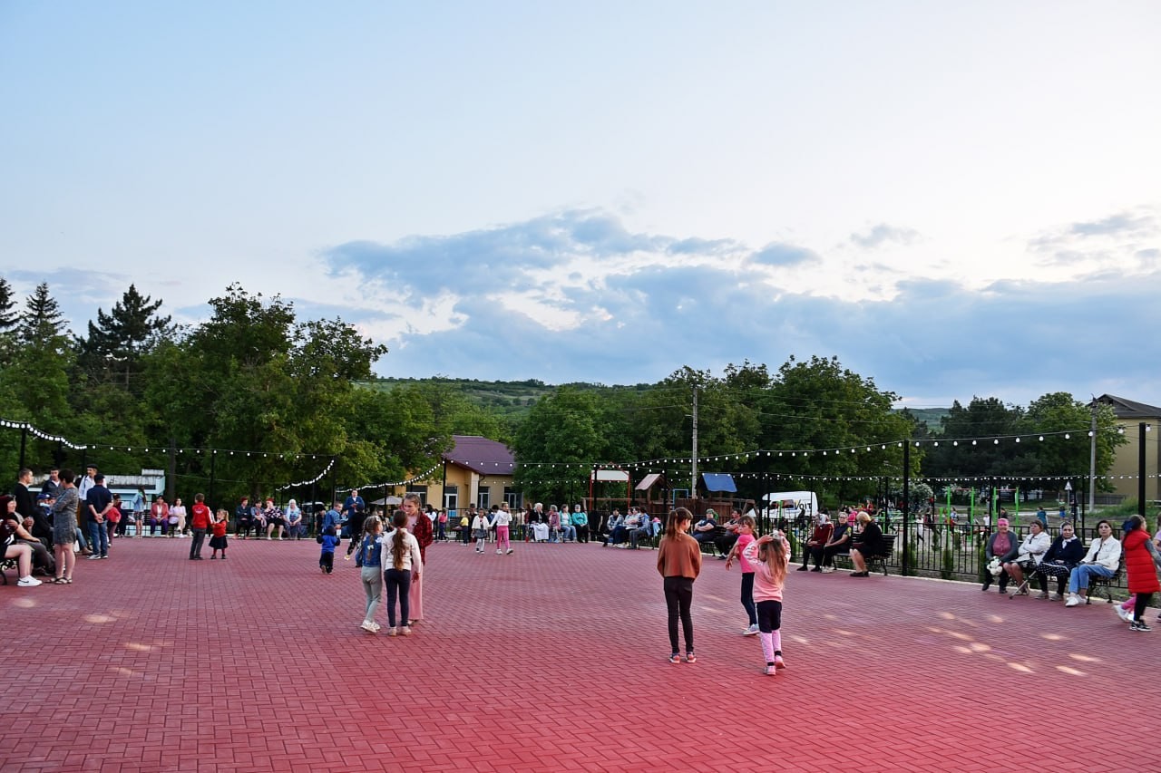 FOTO // Cadoul echipei ȘOR pentru locuitorii din Biești cu ocazia hramului: Un parc dotat cu teren de joacă, aparate de fitness și estradă de vară