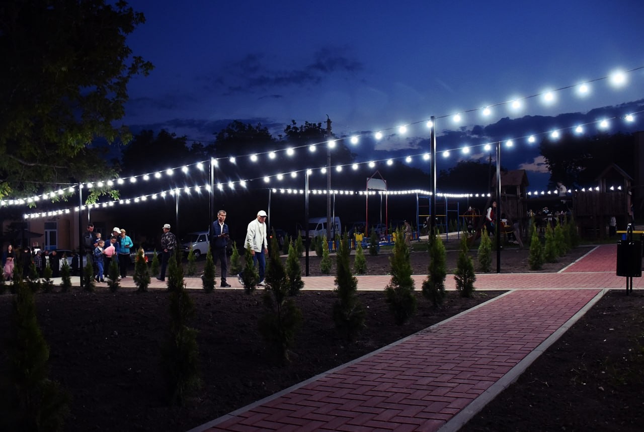 FOTO // Cadoul echipei ȘOR pentru locuitorii din Biești cu ocazia hramului: Un parc dotat cu teren de joacă, aparate de fitness și estradă de vară