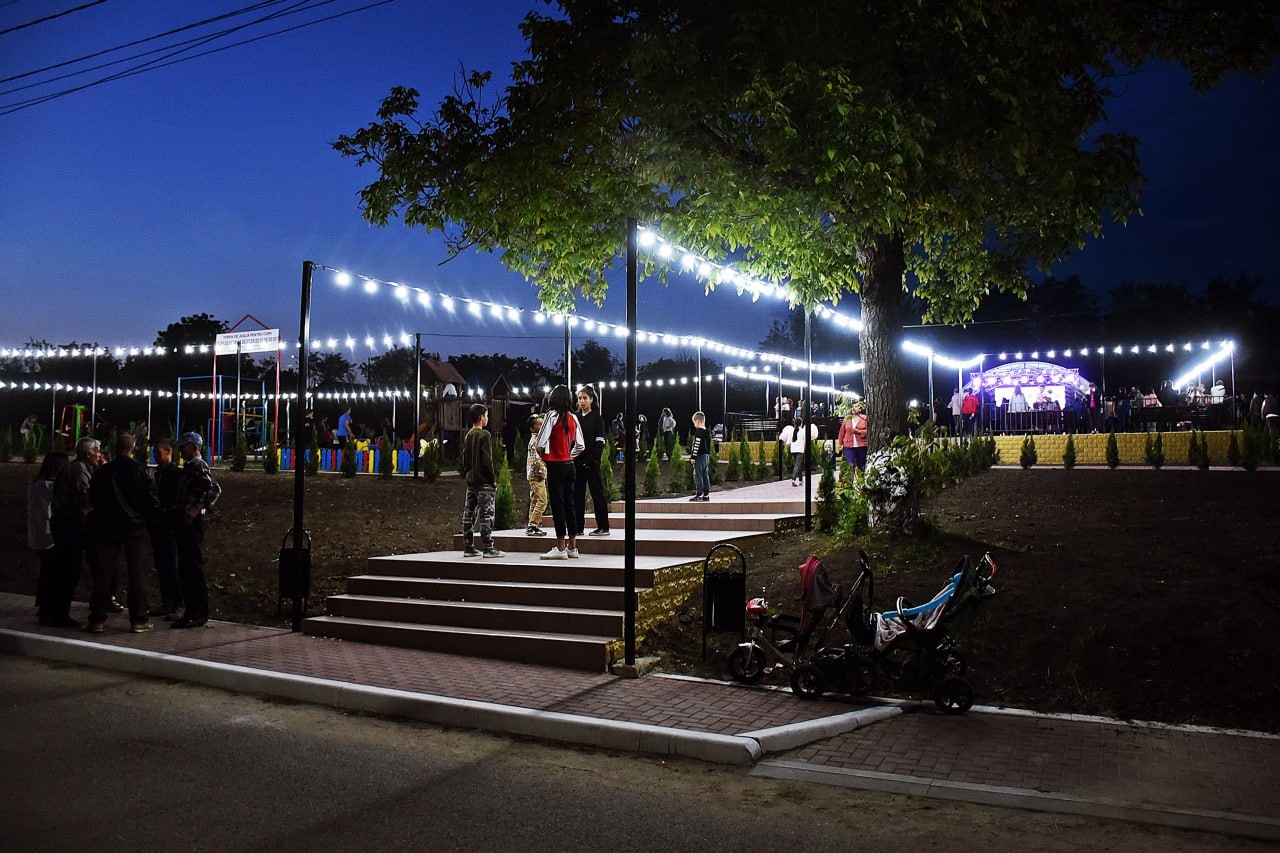 FOTO // Cadoul echipei ȘOR pentru locuitorii din Biești cu ocazia hramului: Un parc dotat cu teren de joacă, aparate de fitness și estradă de vară