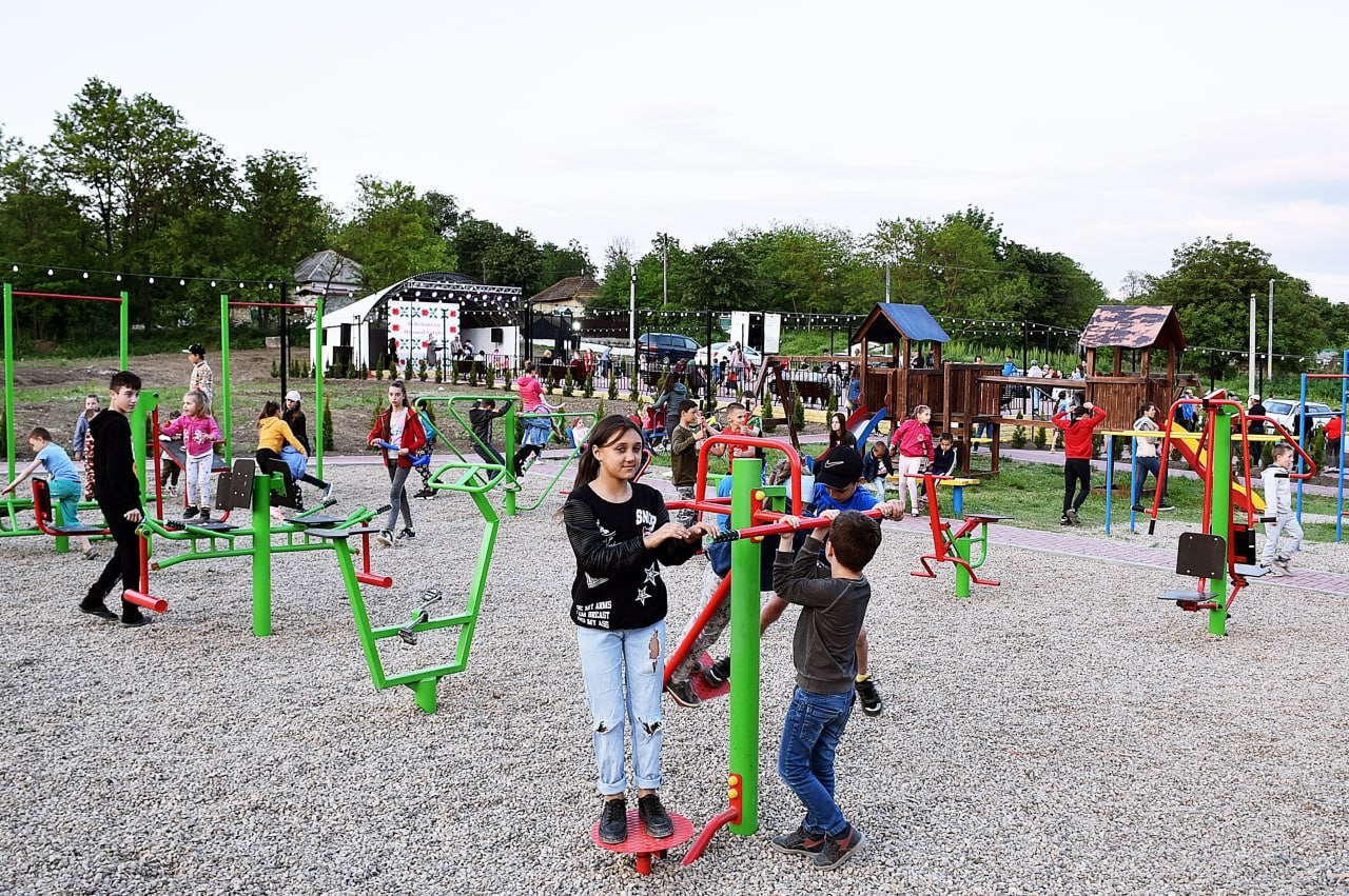 FOTO // Cadoul echipei ȘOR pentru locuitorii din Biești cu ocazia hramului: Un parc dotat cu teren de joacă, aparate de fitness și estradă de vară