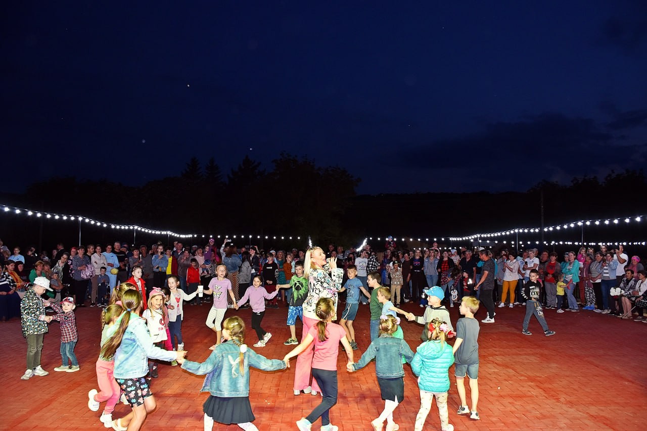 FOTO // Cadoul echipei ȘOR pentru locuitorii din Biești cu ocazia hramului: Un parc dotat cu teren de joacă, aparate de fitness și estradă de vară