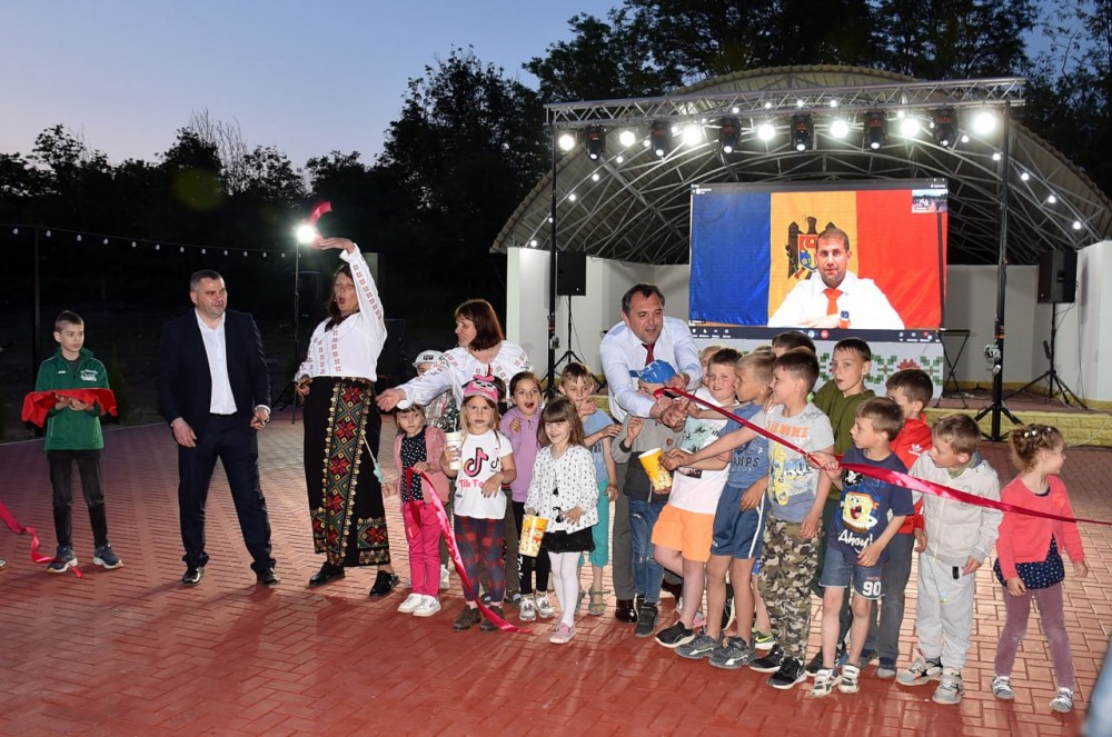 FOTO // Cadoul echipei ȘOR pentru locuitorii din Biești cu ocazia hramului: Un parc dotat cu teren de joacă, aparate de fitness și estradă de vară