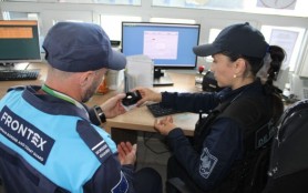 FOTO // Un șofer moldovean transporta droguri în Anglia. Planurile date peste cap la vama Costești