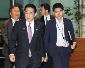 Premierul Japoniei îşi demite fiul. Care este motivul