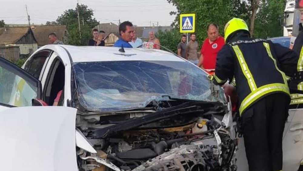 FOTO // Accident grav în Anenii Noi. Un taximetrist s-a izbit puternic într-o stație de așteptare