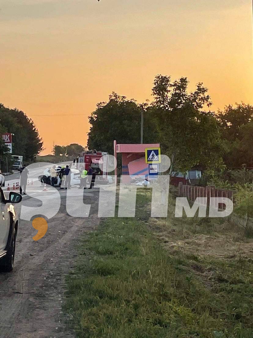 FOTO // Accident grav în Anenii Noi. Un taximetrist s-a izbit puternic într-o stație de așteptare