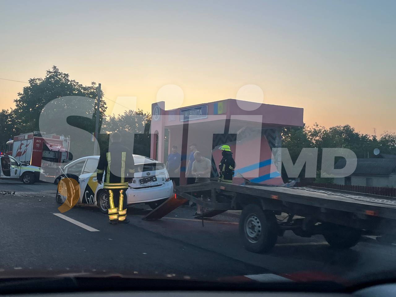 FOTO // Accident grav în Anenii Noi. Un taximetrist s-a izbit puternic într-o stație de așteptare
