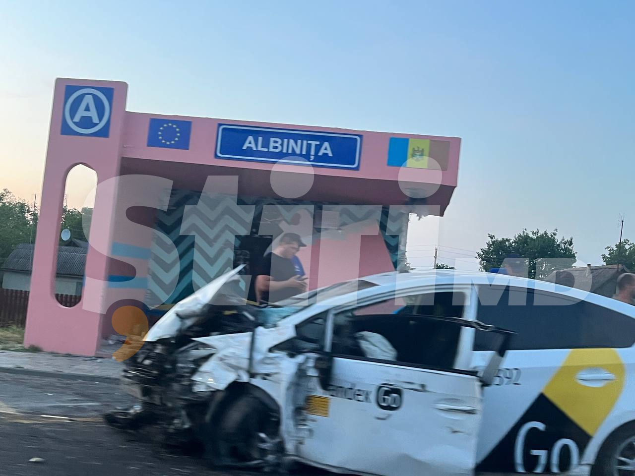 FOTO // Accident grav în Anenii Noi. Un taximetrist s-a izbit puternic într-o stație de așteptare