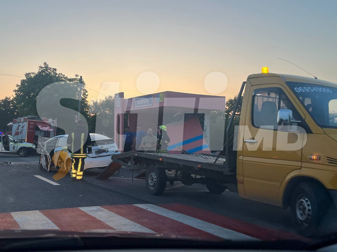 FOTO // Accident grav în Anenii Noi. Un taximetrist s-a izbit puternic într-o stație de așteptare