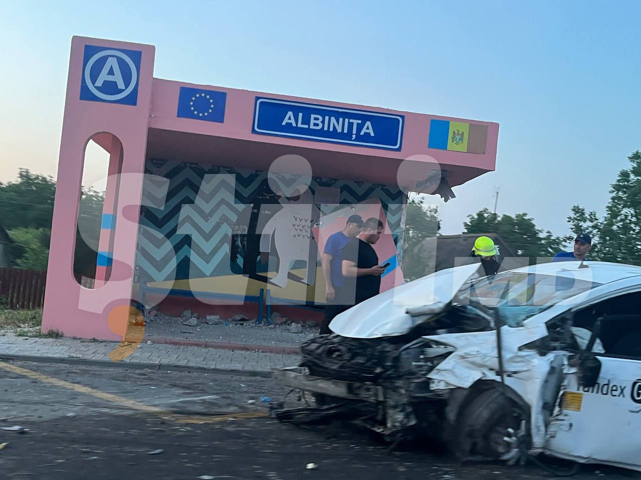 FOTO // Accident grav în Anenii Noi. Un taximetrist s-a izbit puternic într-o stație de așteptare