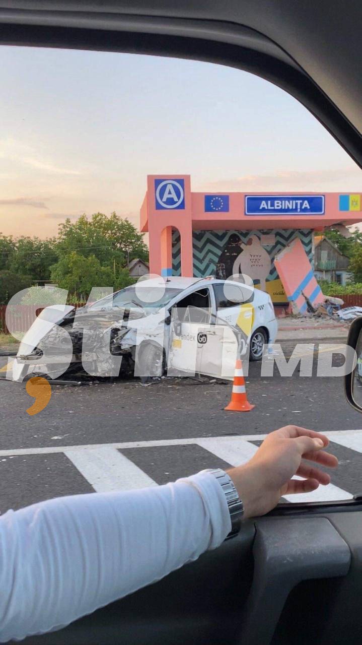 FOTO // Accident grav în Anenii Noi. Un taximetrist s-a izbit puternic într-o stație de așteptare