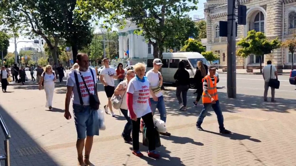 FOTO // Flashmoburi pe străzile capitalei: Sute de oameni au purtat tricouri cu mesaje în limba engleză prin care acuză Europa de susținerea regimului dictatorial de la Chișinău