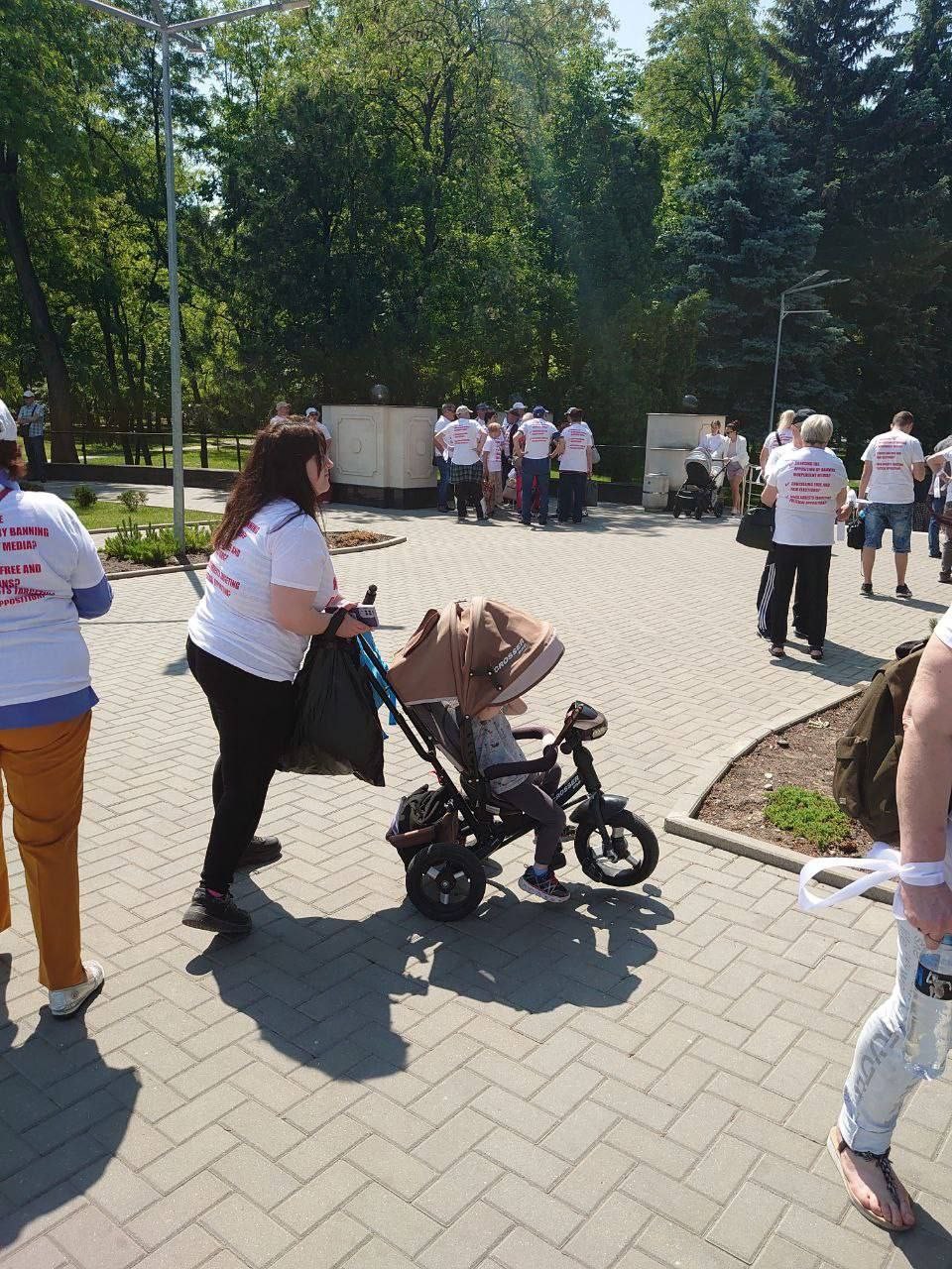 FOTO // Flashmoburi pe străzile capitalei: Sute de oameni au purtat tricouri cu mesaje în limba engleză prin care acuză Europa de susținerea regimului dictatorial de la Chișinău