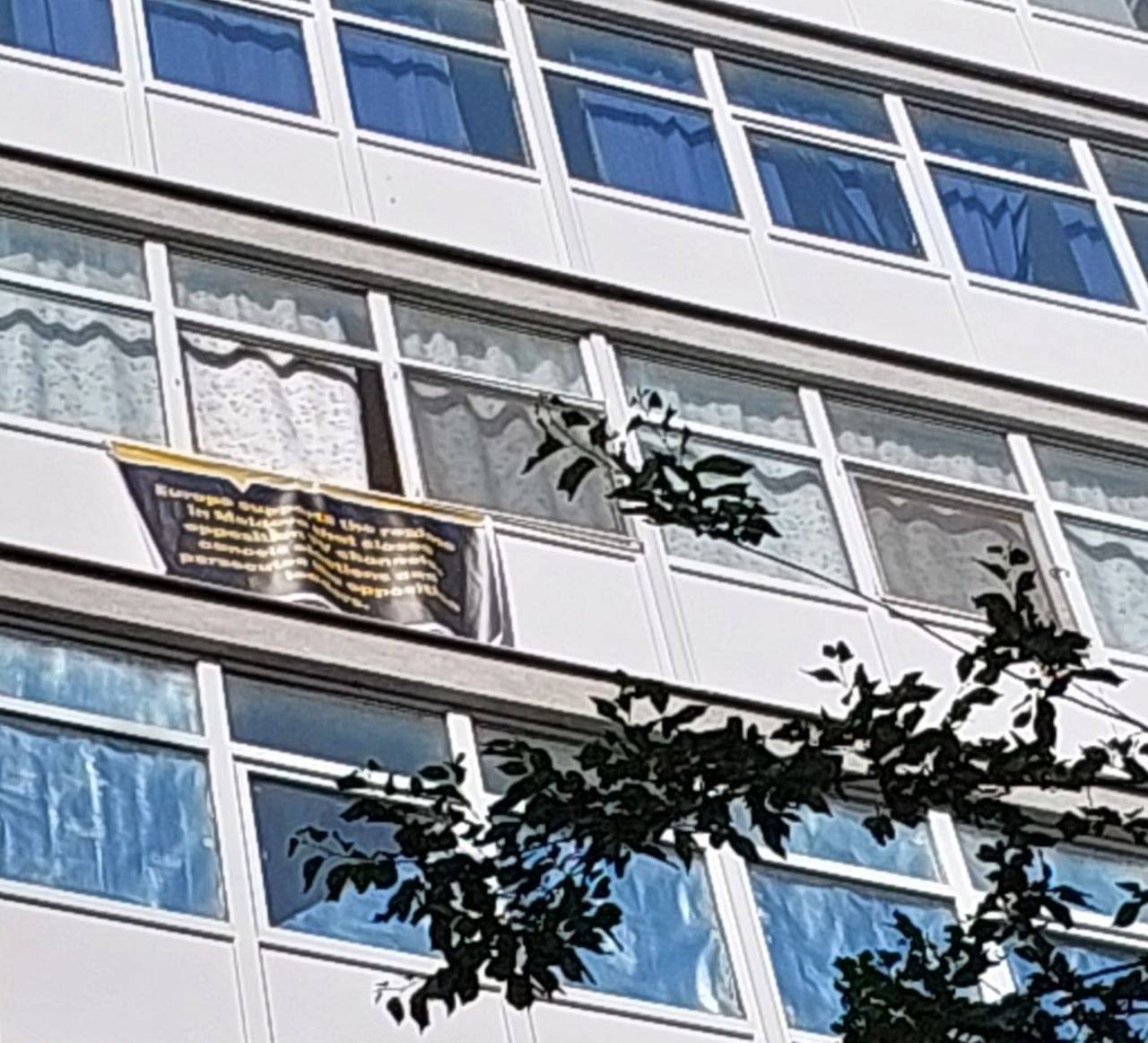 Mesaje pentru demnitarii europeni, afișate de locuitorii orașului Chișinău la balcoane. Ce au solicitat unii cetățeni de la oaspeții veniți la Summit