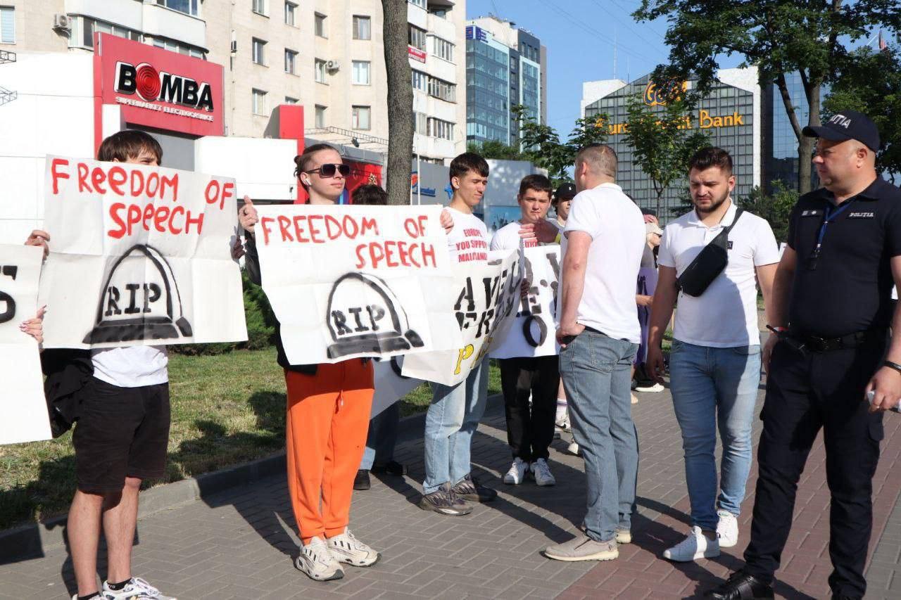 Mesaje pentru demnitarii europeni, afișate de locuitorii orașului Chișinău la balcoane. Ce au solicitat unii cetățeni de la oaspeții veniți la Summit