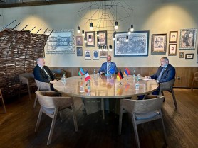 FOTO // La Bulboaca se face istorie. Premierul Armeniei şi preşedintele Azerbaidjanului, la masa de discuții, pentru a se ajunge la pace