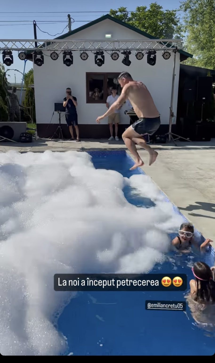 FOTO incendiare: Emilian Crețu a organizat o petrecere de zile mari la Negureni cu invitați pe cinste