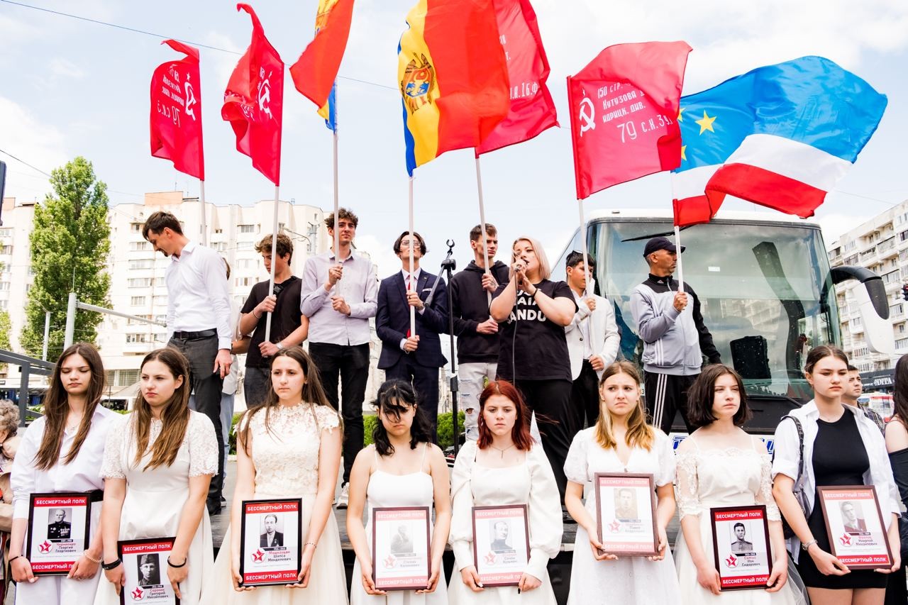 FOTO // Conducerea și susținătorii Partidului „ȘOR” au ieșit în stradă în sprijinul Zilei Victoriei