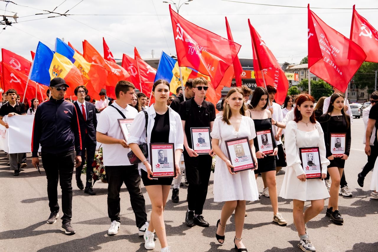 FOTO // Conducerea și susținătorii Partidului „ȘOR” au ieșit în stradă în sprijinul Zilei Victoriei