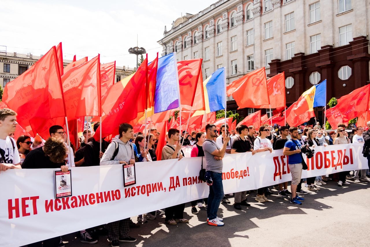 FOTO // Conducerea și susținătorii Partidului „ȘOR” au ieșit în stradă în sprijinul Zilei Victoriei