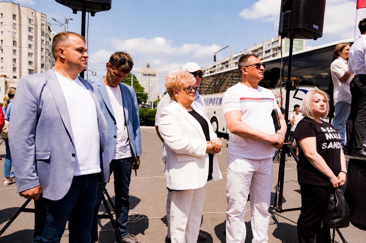 FOTO // Conducerea și susținătorii Partidului „ȘOR” au ieșit în stradă în sprijinul Zilei Victoriei