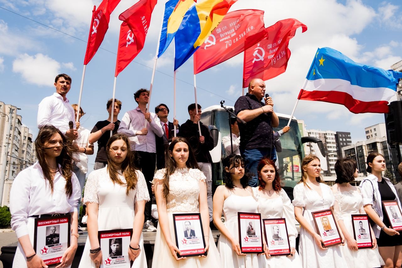 FOTO // Conducerea și susținătorii Partidului „ȘOR” au ieșit în stradă în sprijinul Zilei Victoriei