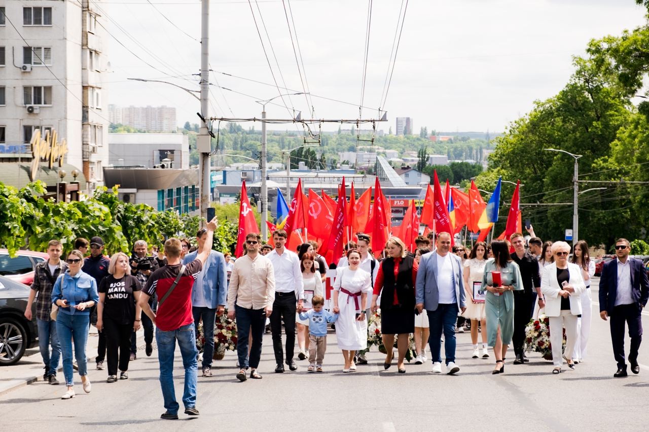 FOTO // Conducerea și susținătorii Partidului „ȘOR” au ieșit în stradă în sprijinul Zilei Victoriei