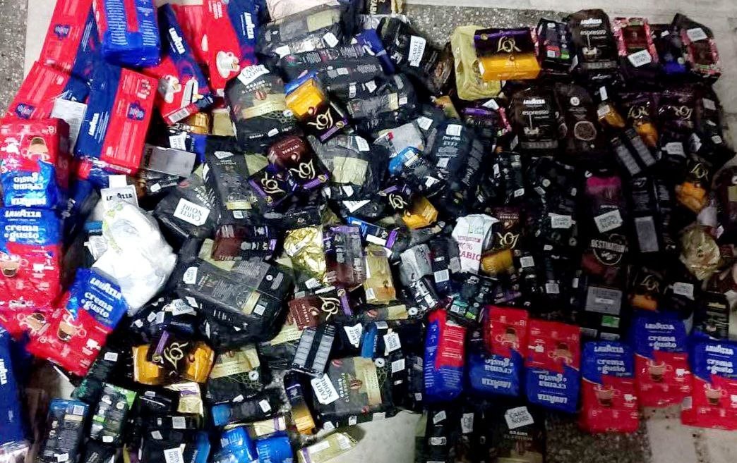 FOTO // Un moldovean a ascuns cantități mari de cafea printre bagaje. Unde le transporta