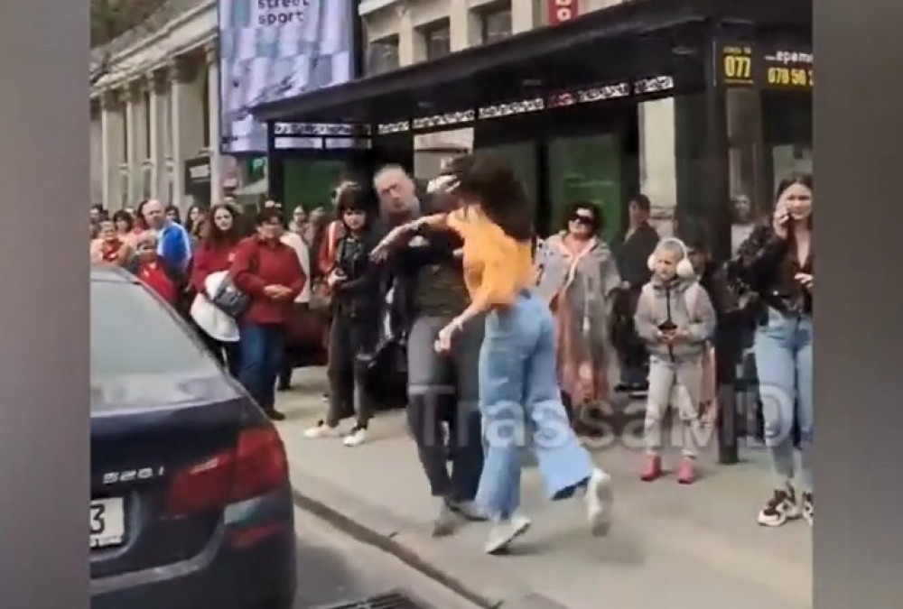 O jurnalistă s-a luat la bătaie în drum cu un activist. Care a fost motivul discordiei