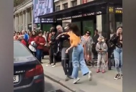 O jurnalistă s-a luat la bătaie în drum cu un activist. Care a fost motivul discordiei