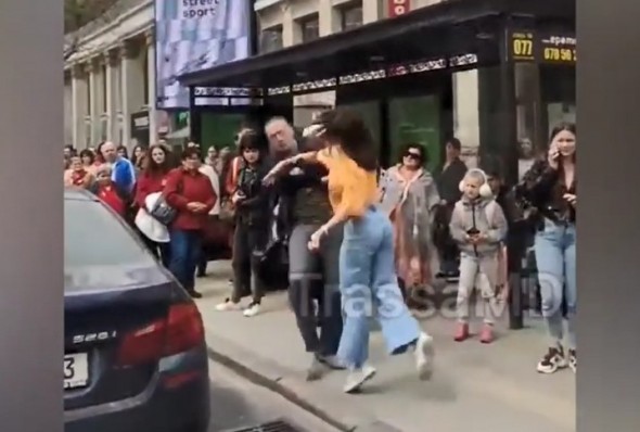 O jurnalistă s-a luat la bătaie în drum cu un activist. Care a fost motivul discordiei