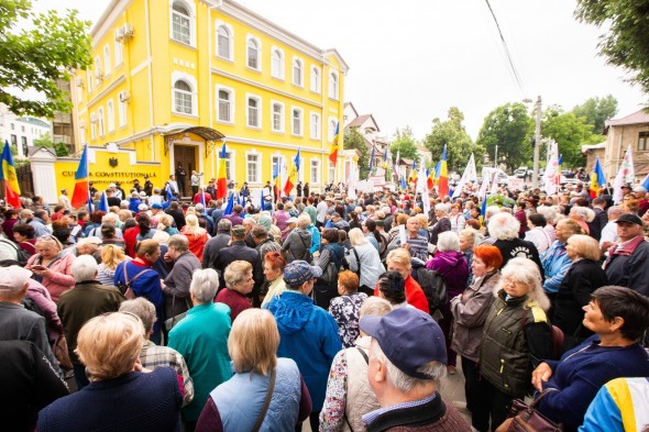 FOTO // Protestul lui ȘOR la Curtea Constituțională: „Mii de oameni au criticat abuzurile guvernării PAS”