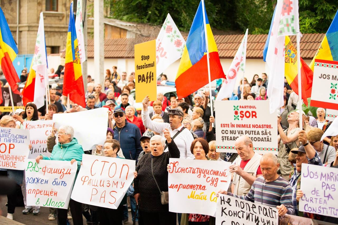 FOTO // Protestul lui ȘOR la Curtea Constituțională: „Mii de oameni au criticat abuzurile guvernării PAS”