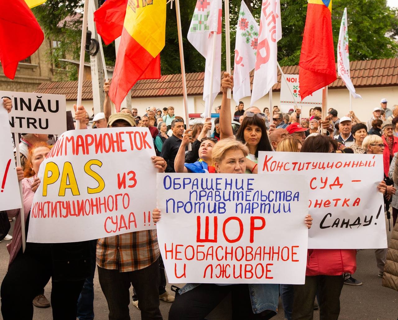 FOTO // Protestul lui ȘOR la Curtea Constituțională: „Mii de oameni au criticat abuzurile guvernării PAS”